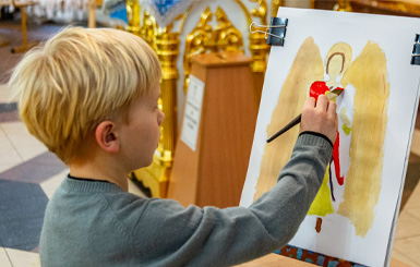 Малыши рисуют ангелов в храме Кольцово