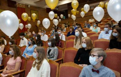 В масках и с шариками: в Кольцово вручили аттестаты выпускникам 9 классов