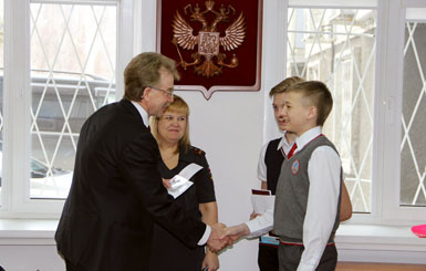 Мэр наукограда вручил юным кольцовчанам паспорта гражданина Российской Федерации
