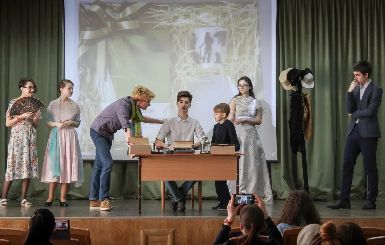 Школьники Кольцово сыграли спектакль «Назад в будущее вместе с Чеховым»