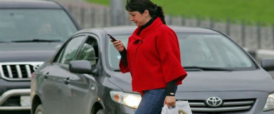 Пешеходов и автомобилистов просят смотреть на дорогу, а не в телефоны