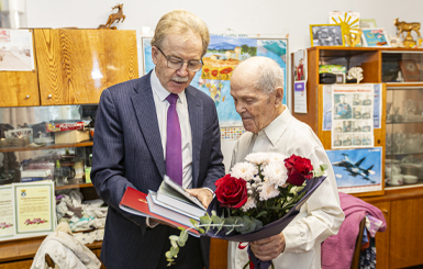 98 лет празднует ветеран Великой Отечественной войны Михаил Дубинин