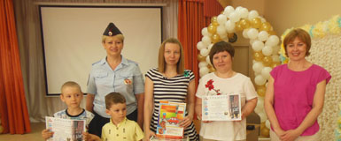 Кольцовским дошкольникам напомнили дорожные правила и наградили за участие в творческом конкурсе