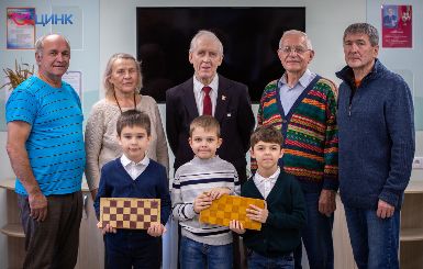 В Кольцово состоялась шахматная встреча первоклассников с ветераном