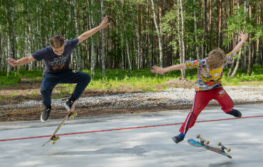 Юные райдеры Кольцово проверили на прочность бетонную площадку скейт-парка в Новоборске