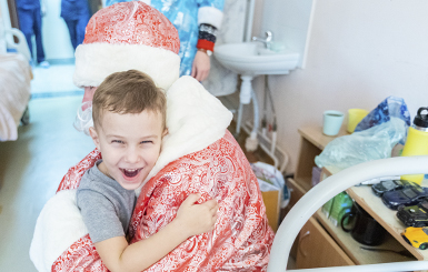 Дед Мороз и Снегурочка навестили маленьких пациентов кольцовской больницы