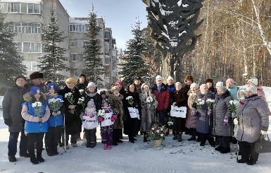 В День защитника Отечества в Кольцово возложили цветы и поздравили ветеранов