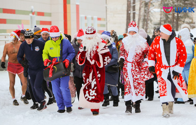 31 декабря в Кольцово начнется с пробега Дедов Морозов