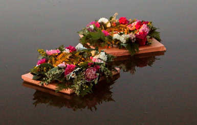 По озеру Кольцово поплывут венки и свечи