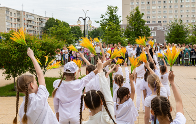 День России объединяет: яркий флешмоб прошел в центре Кольцово