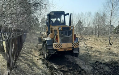 Сотрудники МКУ «Светоч» провели контролируемый отжиг сухой травы в микрорайоне АБК
