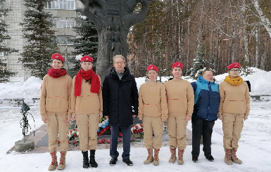 В День защитника Отечества кольцовцы возложили цветы к Древу жизни